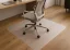 Druhý pohled do moderního interiéru: matná ochranná podložka pod ergonomickým kancelářským křeslem na dřevěné podlaze