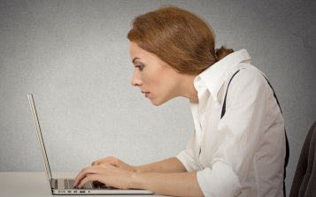 Notebook jako zabiják zad: Jak předejít bolestem krku, hlavy a zad