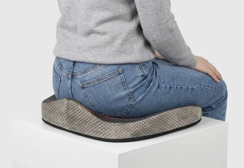 Sedák na židli (podsedák) proti bolesti kostrče a zad