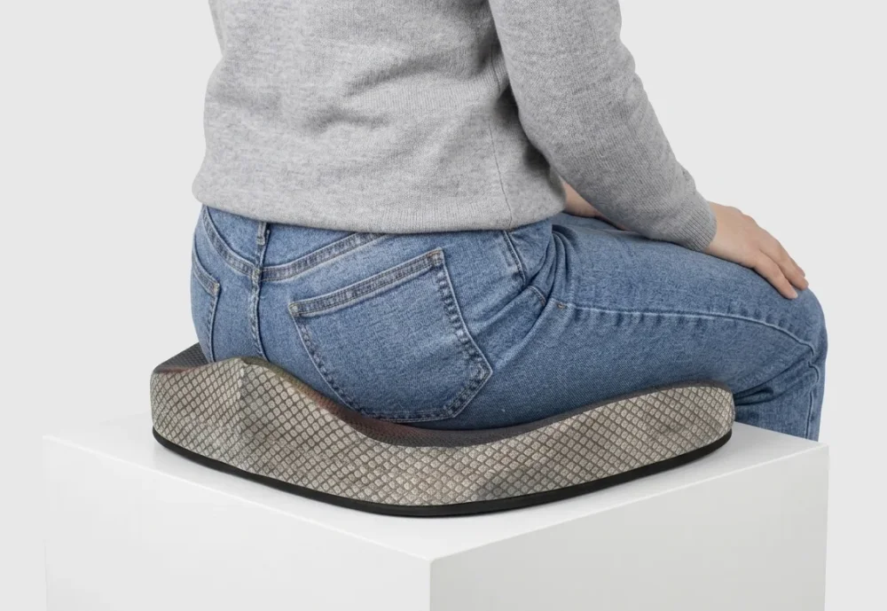 Ergonomický sedák podporuje správnou polohu pánve při sezení